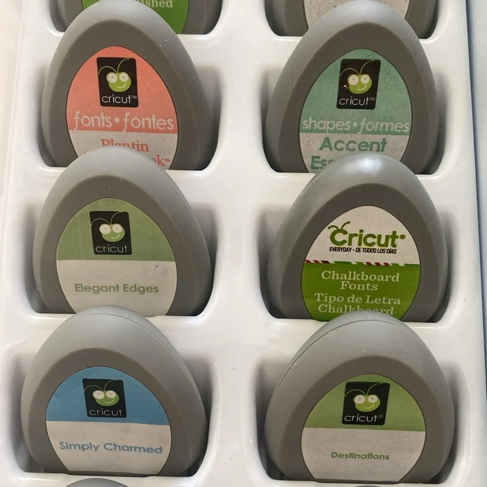 Cricut 19 Cartridges, 19 Booklets, 14 Overlay plus 1 Universal Overlay in case.